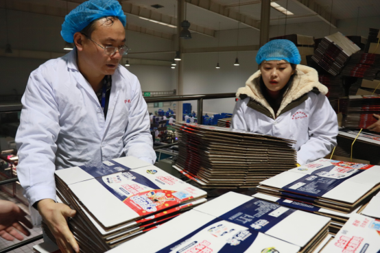 黨員帶頭赴一線  助力春節(jié)保生產—花花牛別樣“生產突擊隊”助力車間生產