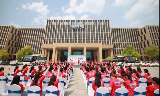 做白色的牛奶，創(chuàng)紅色的企業(yè)，花花牛乳業(yè)集團青春歌會慶祝建黨100周年