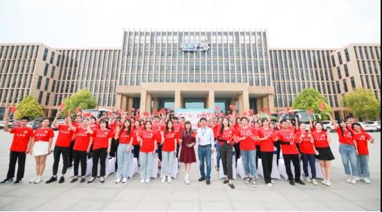 做白色的牛奶，創(chuàng)紅色的企業(yè)，花花牛乳業(yè)集團青春歌會慶祝建黨100周年