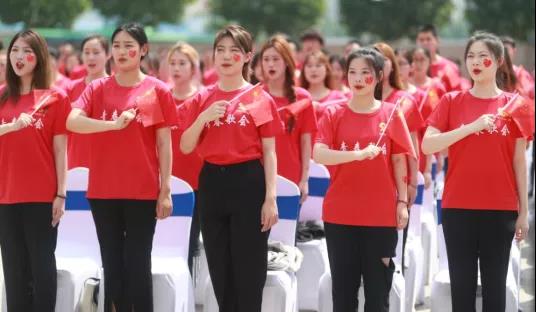 做白色的牛奶，創(chuàng)紅色的企業(yè)，花花牛乳業(yè)集團青春歌會慶祝建黨100周年