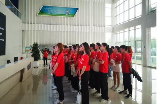 做白色的牛奶，創(chuàng)紅色的企業(yè)，花花牛乳業(yè)集團青春歌會慶祝建黨100周年