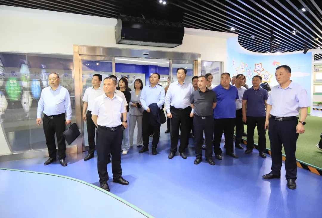 供銷聯(lián)動(dòng)，創(chuàng)新共贏丨河南農(nóng)投集團(tuán)內(nèi)部業(yè)務(wù)協(xié)同交流會(huì)在花花牛乳業(yè)集團(tuán)順利召開(kāi)