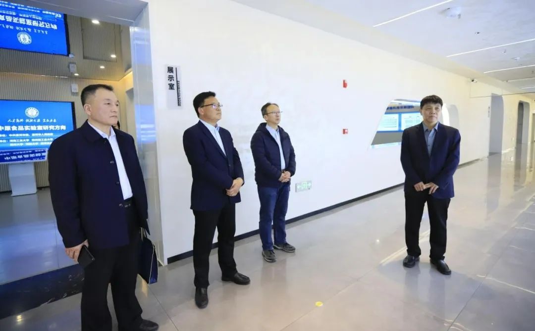 花花牛乳業(yè)集團(tuán)黨委書(shū)記、董事長(zhǎng)唐洪峰一行赴中原食品實(shí)驗(yàn)室同中國(guó)工程院院士、中原食品實(shí)驗(yàn)室主任任發(fā)政座談交流