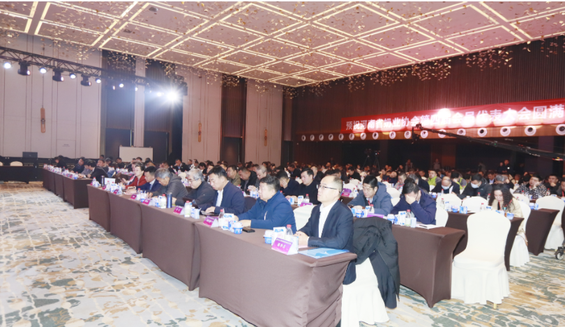 河南奶業(yè)發(fā)展啟航新征程——花花牛乳業(yè)集團(tuán)黨委書記、董事長唐洪峰當(dāng)選河南省奶業(yè)協(xié)會(huì)會(huì)長