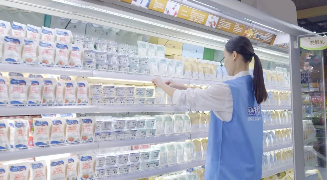 點(diǎn)贊！河南日報要聞02版——報道花花牛乳業(yè)集團(tuán)鄭州分公司乳制品生產(chǎn)場景，彰顯花花牛乳業(yè)集團(tuán)發(fā)展新活力