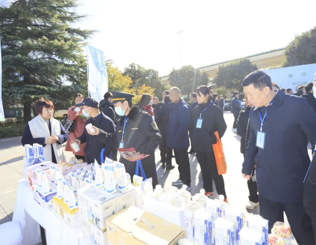 花花牛丨落實食品生產(chǎn)加工企業(yè)質(zhì)量安全主體責(zé)任，助力人民群眾生活更美好——2023年河南省暨鄭州食品安全宣傳周啟動儀式隆重舉行