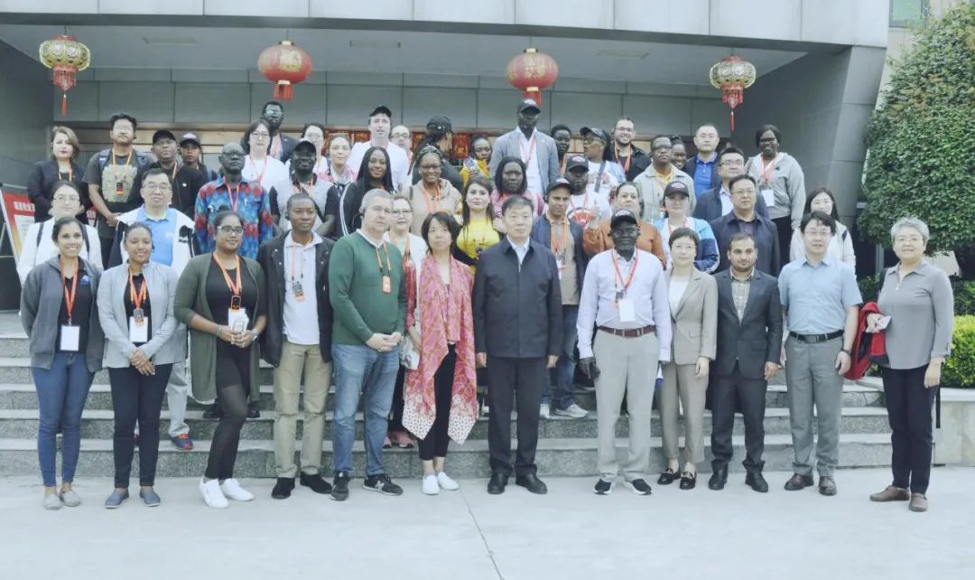 北京大學南南合作與發(fā)展學院教授、全球伙伴關系主任周詠梅一行蒞臨花花牛平輿瑞亞牧業(yè)參觀調研