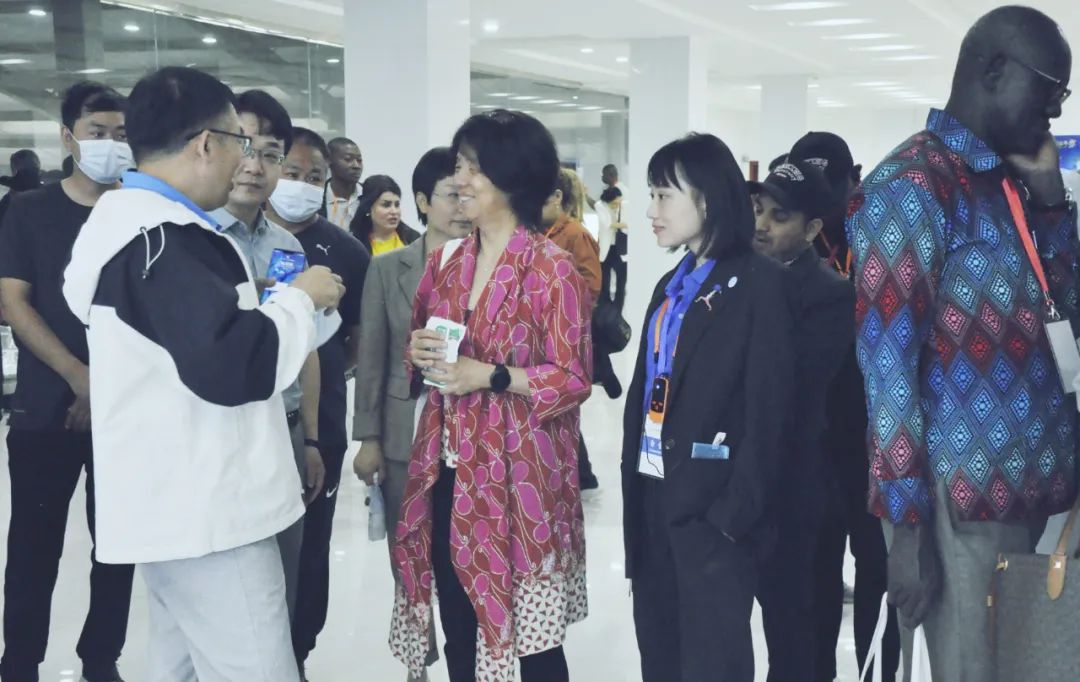 北京大學南南合作與發(fā)展學院教授、全球伙伴關系主任周詠梅一行蒞臨花花牛平輿瑞亞牧業(yè)參觀調研