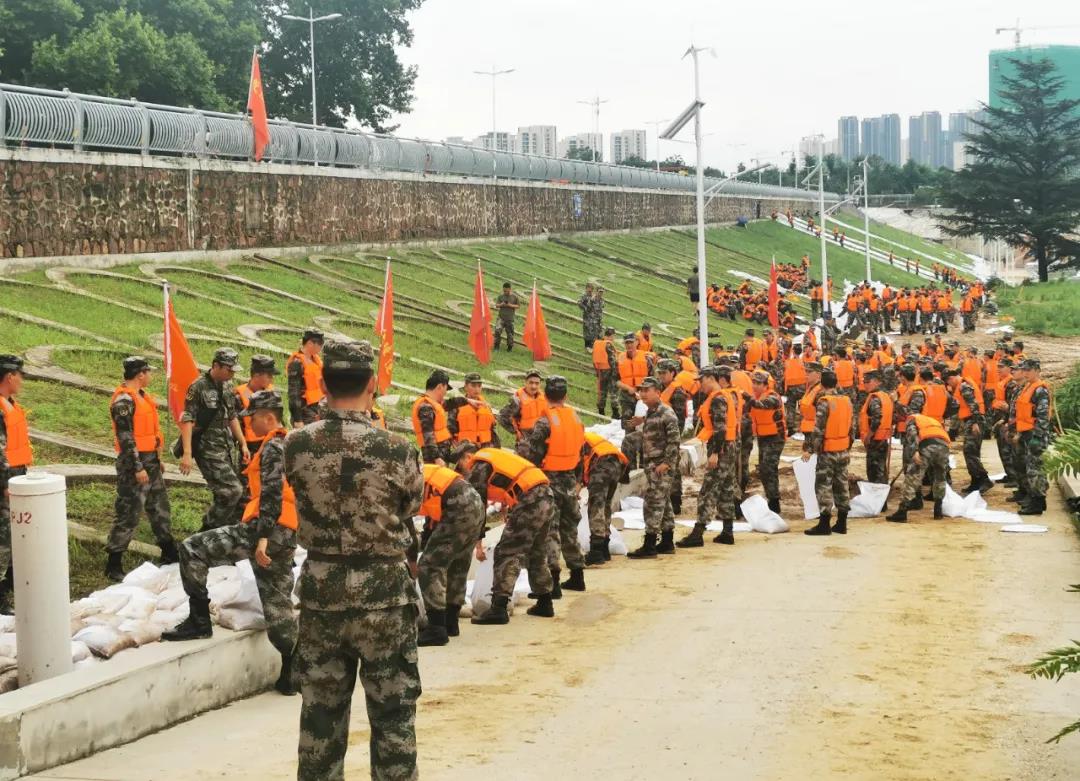 大雨無情人有情！花花牛乳業(yè)慰問常莊水庫抗洪搶險(xiǎn)官兵