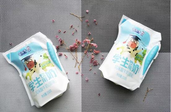 花花牛首款愛克林低溫學(xué)生飲用酸牛奶上市啦?。。? title=
