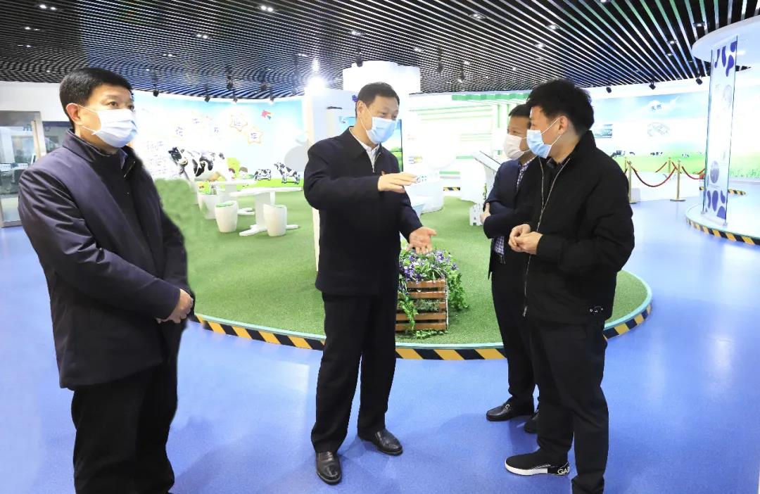 河南省委農(nóng)辦主任、農(nóng)業(yè)農(nóng)村廳廳長申延平一行調(diào)研河南花花牛乳業(yè)集團(tuán)