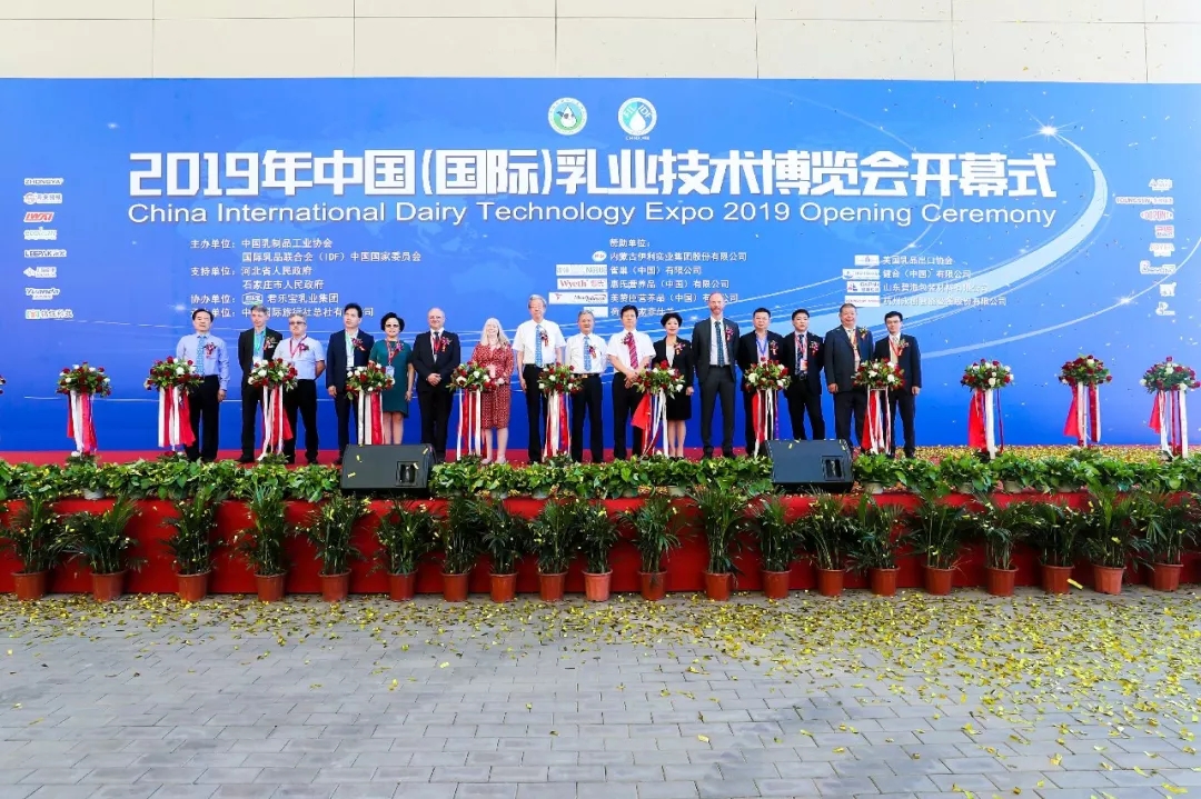 中國乳制品工業(yè)協(xié)會第二十五次年會召開！花花?？偛枚T峰獲“振興乳業(yè)領(lǐng)軍人”榮譽(yù)稱號