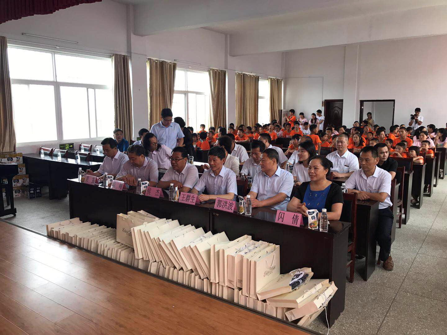 “關(guān)愛特殊兒童，讓愛灑滿人間—花花牛乳業(yè)集團(tuán)2018中國小康牛奶行動(dòng)” 公益助學(xué)泌陽捐贈(zèng)儀式