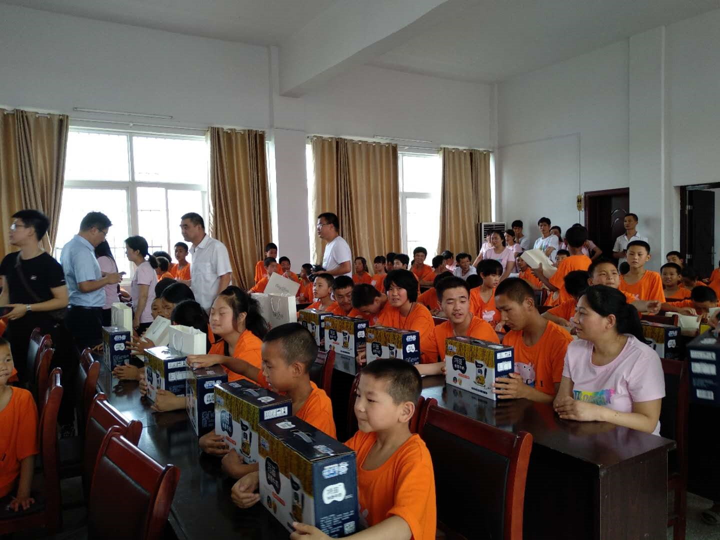 “關(guān)愛特殊兒童，讓愛灑滿人間—花花牛乳業(yè)集團(tuán)2018中國小康牛奶行動(dòng)” 公益助學(xué)泌陽捐贈(zèng)儀式