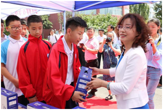 “健康中原，牛奶伴您行——花花牛乳業(yè)集團(tuán)2018中國(guó)小康牛奶行動(dòng)” 公益助學(xué)啟動(dòng)儀式隆重舉行