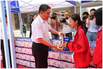 “健康中原，牛奶伴您行——花花牛乳業(yè)集團(tuán)2018中國(guó)小康牛奶行動(dòng)” 公益助學(xué)啟動(dòng)儀式隆重舉行