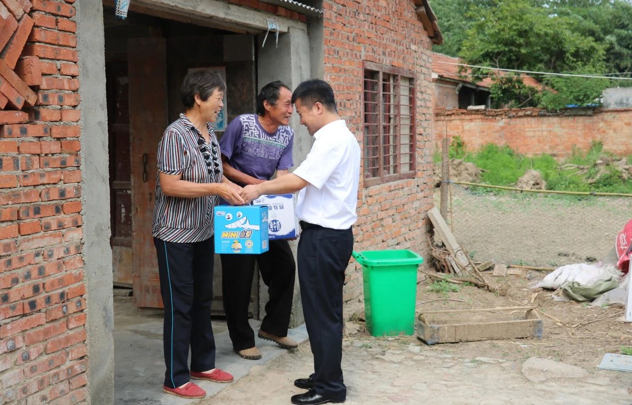 花花牛乳業(yè)集團走訪慰問貧困戶 結對幫扶暖人心