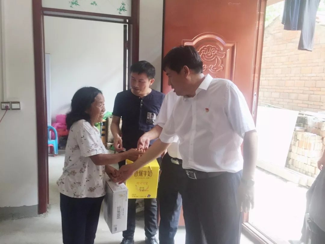 花花牛乳業(yè)集團走訪慰問貧困戶 結對幫扶暖人心