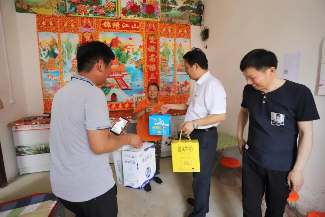 花花牛乳業(yè)集團走訪慰問貧困戶 結對幫扶暖人心