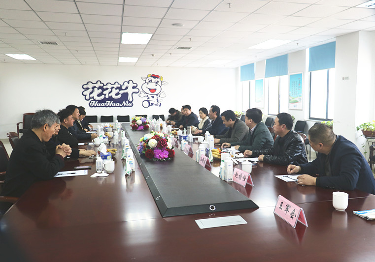 封丘縣縣長王獻臣一行蒞臨 花花牛集團養(yǎng)殖、乳品事業(yè)部參觀調研