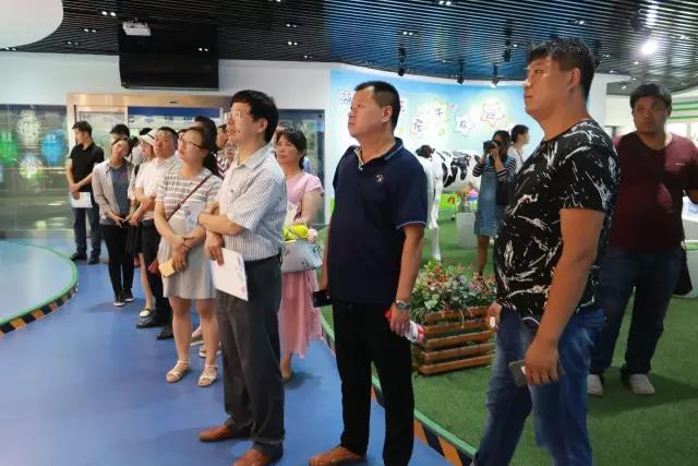 河南省食品安全座談會暨百場食安講座進(jìn)校園啟動儀式在花花牛舉行