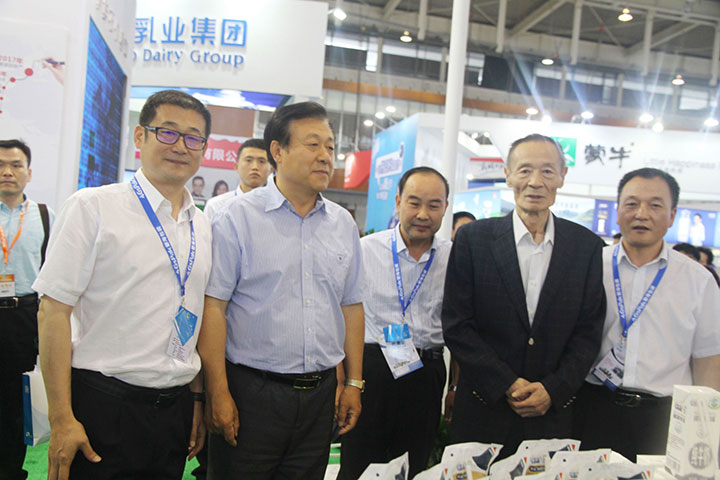 花花牛亮相第八屆中國(guó)奶業(yè)大會(huì)，又獲農(nóng)業(yè)部長(zhǎng)一聲贊！