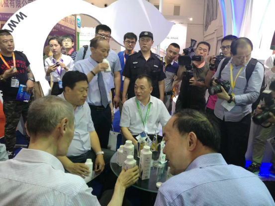 花花牛牛氣沖天！農(nóng)業(yè)部長品嘗“領(lǐng)暢”點贊，又獲國際奶業(yè)平臺青睞