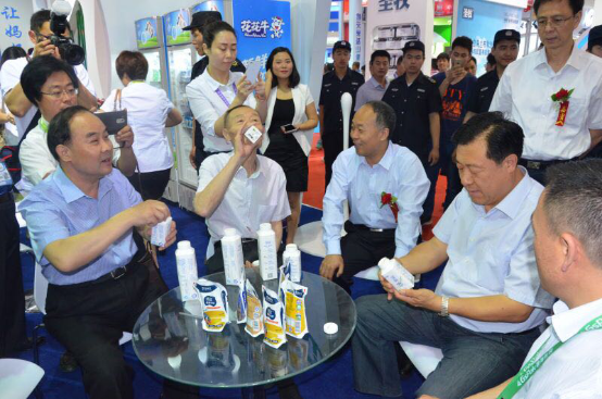 花花牛牛氣沖天！農(nóng)業(yè)部長品嘗“領(lǐng)暢”點贊，又獲國際奶業(yè)平臺青睞