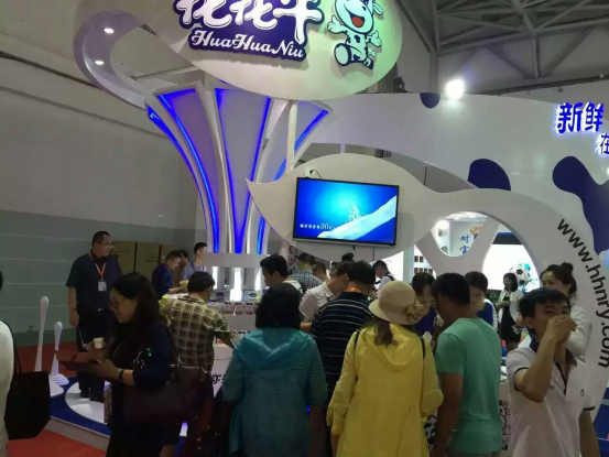 花花牛牛氣沖天！農(nóng)業(yè)部長品嘗“領(lǐng)暢”點贊，又獲國際奶業(yè)平臺青睞