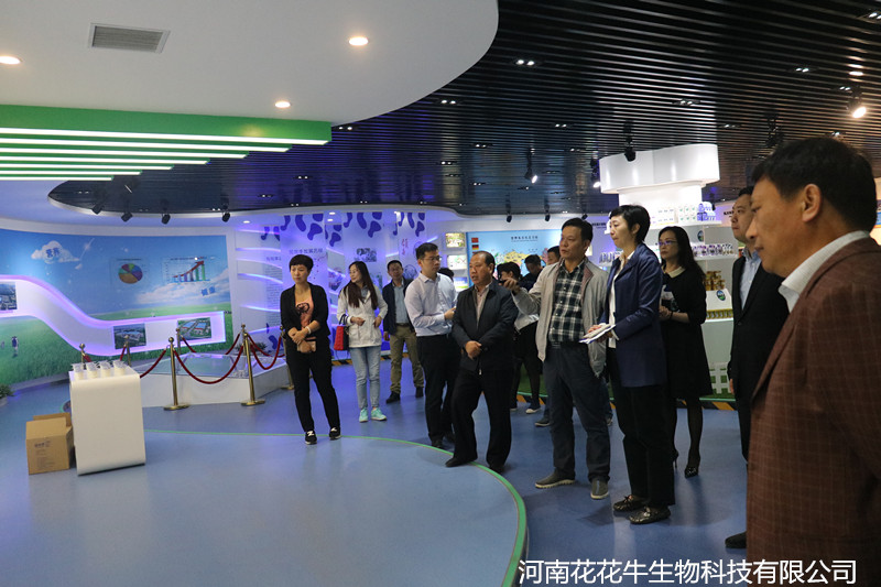 鄭州市二七區(qū)區(qū)委、統(tǒng)戰(zhàn)部部長王玉紅蒞臨花花牛生物科技有限公司參觀指導