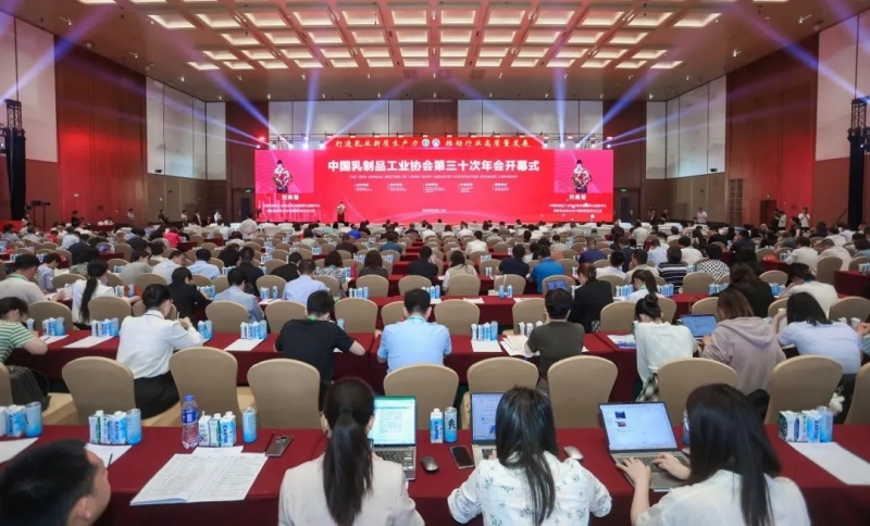 花花牛乳業(yè)集團黨委書記、董事長唐洪峰一行參加中國乳制品工業(yè)協(xié)會第三十次年會暨2024中國（國