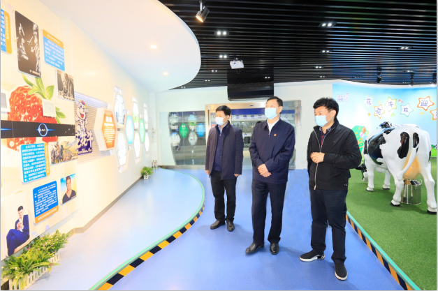 河南省委農(nóng)辦主任、農(nóng)業(yè)農(nóng)村廳廳長(zhǎng)申延平一行調(diào)研河南花花牛乳業(yè)集團(tuán)