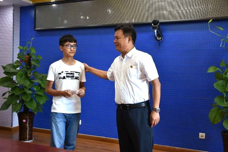 花花牛濟困解難，助力學子圓夢香江