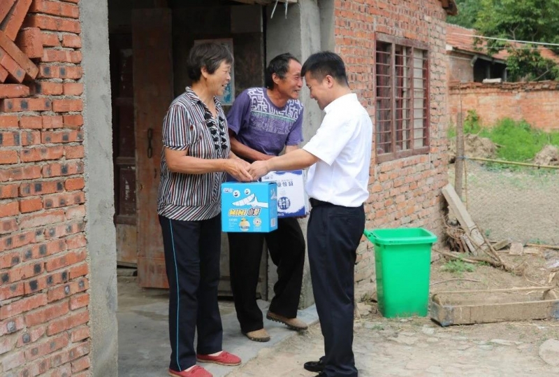 花花牛乳業(yè)集團(tuán)走訪慰問(wèn)貧困戶 結(jié)對(duì)幫扶暖人心