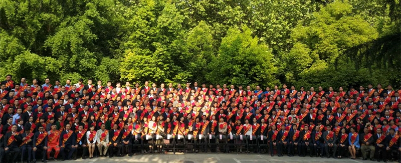 河南花花牛乳業(yè)集團(tuán)股份有限公司阮曉琦、王曉龍榮獲“鄭州市勞動(dòng)模范”榮譽(yù)稱號(hào)