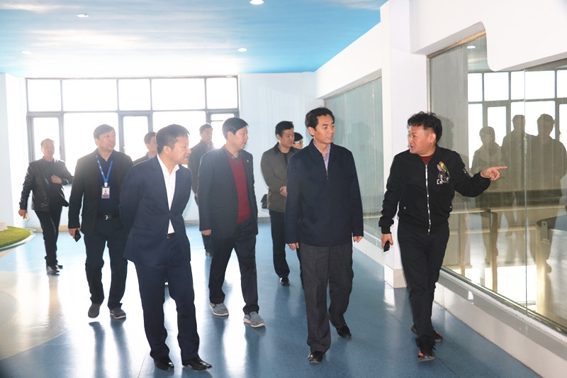 封丘縣縣長(zhǎng)王獻(xiàn)臣一行蒞臨花花牛集團(tuán)養(yǎng)殖、乳品事業(yè)部參觀調(diào)研