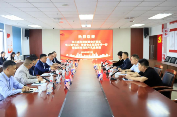 沈丘縣先進(jìn)制造業(yè)開(kāi)發(fā)區(qū)黨工委書(shū)記呂孝坤、金絲猴食品有限公司董事長(zhǎng)李旸等一行到訪河南花花牛乳業(yè)集團(tuán)